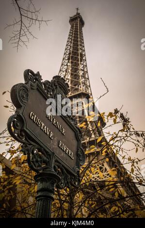 Tour Eiffel - 24/11/2012 - - Tour Eiffel - automne couleur au pied de la Tour Eiffel à Paris - Sylvain Leser / le Pictorium Banque D'Images