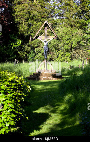 La crucifixion, vue ici dans le cimetière catholique de l'église St Mary à Acton Burnell. Banque D'Images