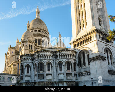 Les trois-quarts vue arrière de la coupole de la Basilique du Sacré-Cœur de Paris au lever du soleil avec le clocher carré à l'avant-plan. Banque D'Images