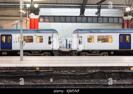 Train prêt à partir de la gare de Liverpool Lime Street. Banque D'Images