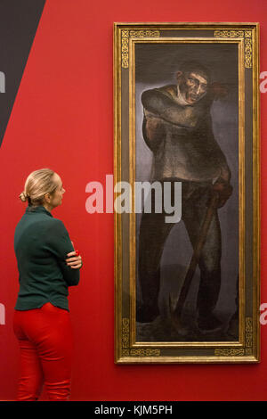 Un visiteur regarde le mineur de charbon par Alexander Deineka, 1925, (est.£3.5-4.5m) qui fait partie de Sothebys Inaugural sale of Art de l'URSS à Londres pour coïncider avec le 100e anniversaire de la Révolution russe de 1917. Banque D'Images