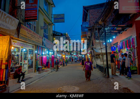 Thamel, Katmandou Népal - Octobre 02, 2017 : des personnes non identifiées, la marche et l'achat dans les rues de Thamel. thamel est un quartier commercial à Katmandou, capitale du Népal. L'un de l'attraction touristique populaire à Katmandou Banque D'Images