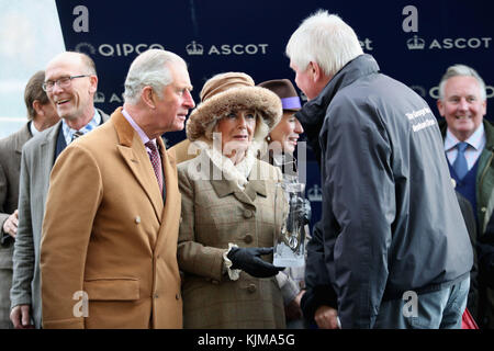 Le Prince de Galles et la duchesse de Cornwall présentent le prix de la Waitrose handicap Steeple Chase au George Inn Racing Syndicate alors qu'ils assistent au week-end des courses du Prince's Countryside Fund à l'hippodrome d'Ascot à Ascot. Banque D'Images