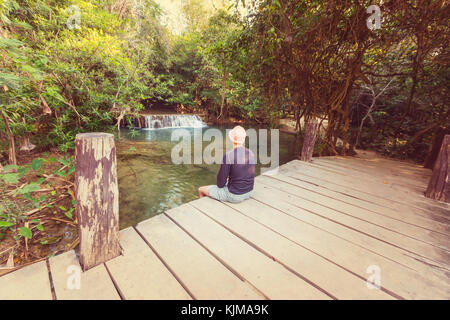 Passerelle en bois dans la jungle le long de cascades en Thaïlande. beaux paysages d'Asie. Banque D'Images