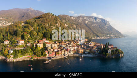 Vue panoramique de varenna. Vue aérienne avec drone. le lac de Como Banque D'Images