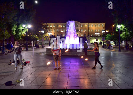 Nuit dans la place Syntagma avec le feu jongleurs et bâtiment du Parlement grec en arrière-plan, Athènes, Grèce Banque D'Images