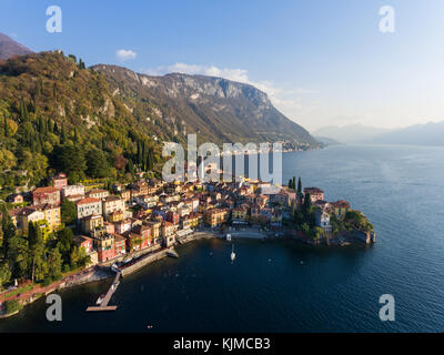 Vue aérienne, village de Varenna sur le lac de Côme en Italie. Célèbre destination en Lombardie Banque D'Images