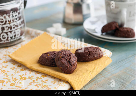 Cookies rustiques avec le cacao et les pistaches sur le plateau décoré, serviette en tissu et d'autres éléments de cuisine à l'arrière-plan Banque D'Images