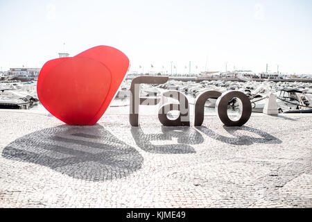 Faro, Portugal - Octobre 02, 2017 : grandes lettres du nom de la ville de Faro avec forme de coeur sur la promenade à Faro au sud du Portugal Banque D'Images