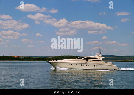 Yacht à moteur sur la rivière Cikola près de Sibenik, Croatie. Banque D'Images