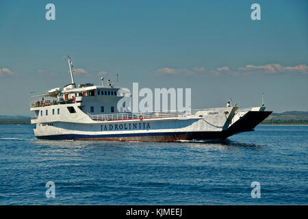 Jadrolinija ferry inter-îles au large de la Croatie Banque D'Images