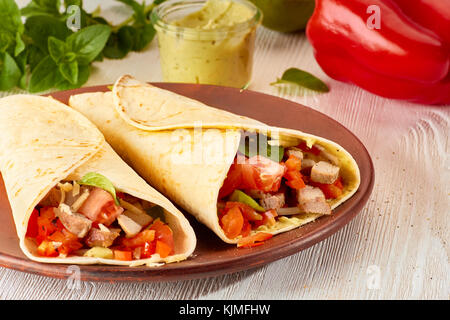 Deux tortillas avec rôti de dinde et de légumes Banque D'Images