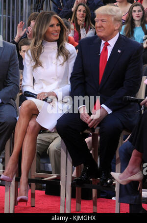 NEW YORK, NY - 21 avril : candidat présidentiel républicain Donald Trump est assis avec sa femme Melania Trump et de gauche : fille Tiffany, fils Eric, fils et fille Ivanka Trump Donald Jr.tout en apparaissant à l'Hôtel de Ville de NBC au Today Show le 21 avril 2016 à New York. Le GOP front runner est apparu avec son épouse et sa famille et ont répondu aux questions des membres de l'auditoire. People : Donald Trump, Melania Trump et Famille Banque D'Images