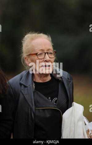 TV Benidorm actrice Kate Fitzgerald aux funérailles de Bobby Knutt à l'église Wentworth, près de Rotherham, dans le Yorkshire du Sud, Royaume-Uni. Banque D'Images