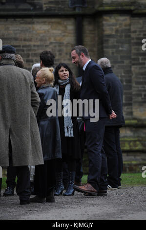 TV Benidorm Bobby Knutt, Steve Edge, la famille à l'écran d'Eddie Dawson, et Julie Graham, aux funérailles de Bobby Knutt à l'église Wentworth, près de Rotherham, Sou Banque D'Images