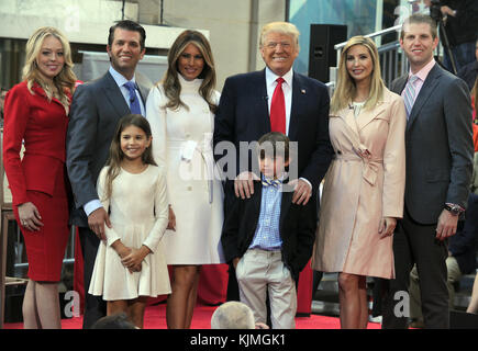 NEW YORK, NY - 21 avril : candidat présidentiel républicain Donald Trump est assis avec sa femme Melania Trump et de gauche : fille Tiffany, fils Eric, fils et fille Ivanka Trump Donald Jr.tout en apparaissant à l'Hôtel de Ville de NBC au Today Show le 21 avril 2016 à New York. Le GOP front runner est apparu avec son épouse et sa famille et ont répondu aux questions des membres de l'auditoire. People : Donald Trump, Melania Trump et Famille Banque D'Images