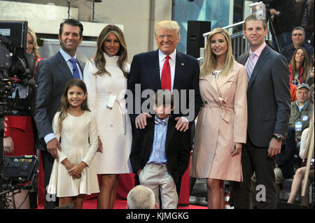 NEW YORK, NY - 21 avril : candidat présidentiel républicain Donald Trump est assis avec sa femme Melania Trump et de gauche : fille Tiffany, fils Eric, fils et fille Ivanka Trump Donald Jr.tout en apparaissant à l'Hôtel de Ville de NBC au Today Show le 21 avril 2016 à New York. Le GOP front runner est apparu avec son épouse et sa famille et ont répondu aux questions des membres de l'auditoire. People : Donald Trump, Melania Trump et Famille Banque D'Images