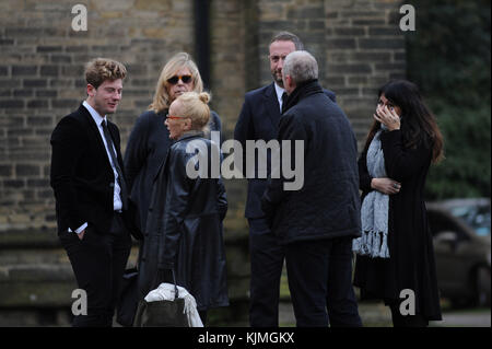 TV Benidorm Bobby Knutt, Steve Edge, Josh Bolt, Julie Graham et Kate Fitzgerald, de la famille à l'écran d'Eddie Dawson, lors des funérailles de Bobby Knutt à Wentworth Banque D'Images