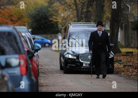 Bobby Knutt obsèment à l'église Wentworth, près de Rotherham, dans le Yorkshire du Sud, au Royaume-Uni.