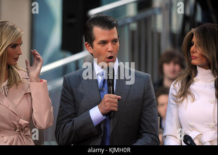 NEW YORK, NY - 21 AVRIL : le candidat républicain à la présidence Donald Trump siège avec sa femme Melania Trump et de gauche : la fille Tiffany, son fils Eric, la fille Ivanka et son fils Donald Trump Jr.lors d'une exposition de la ville de NBC au salon d'aujourd'hui le 21 avril 2016 à New York. Le coureur de fond du GOP est apparu avec sa femme et sa famille et a pris des questions des membres du public. Population : Ivanka Trump, Donald Trump Jr, Melania Trump Banque D'Images