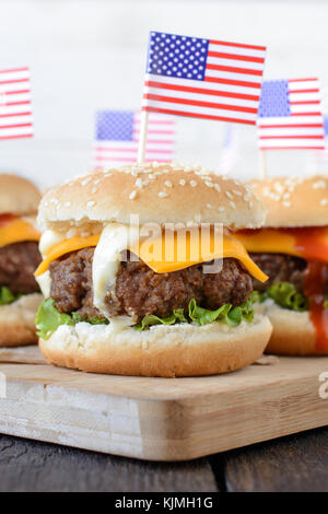 Close up au boeuf mini burger de boeuf avec le drapeau américain sur le dessus, selective focus Banque D'Images