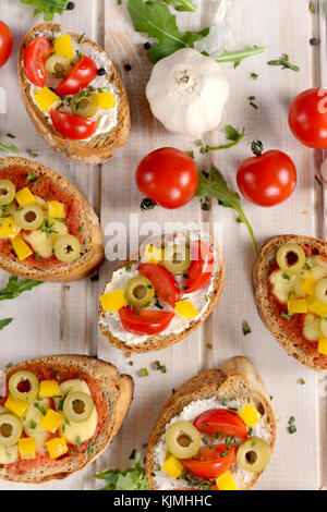 Bruschettas frais cuit avec bell papper, fromage, tomate et d'épices. Banque D'Images