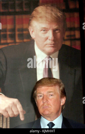 NEW YORK, NY - juin14 : Donald J. Trump lors d'une conférence de presse en 2005 annonçant la création de l'Université d'Atout. Si l'entreprise ne fonctionne plus, M. Trump a promis de ramener le 14 juin 2016 à New York. People : Donald Trump Banque D'Images