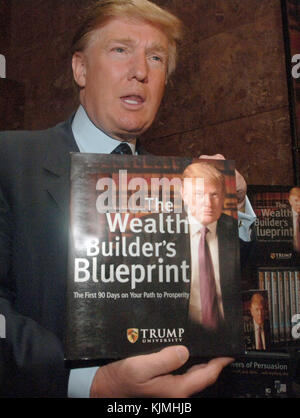 NEW YORK, NY - juin14 : Donald J. Trump lors d'une conférence de presse en 2005 annonçant la création de l'Université d'Atout. Si l'entreprise ne fonctionne plus, M. Trump a promis de ramener le 14 juin 2016 à New York. People : Donald Trump Banque D'Images