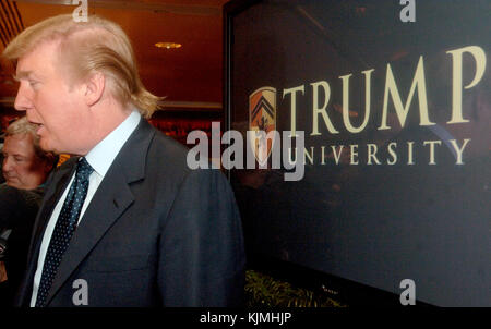 NEW YORK, NY - juin14 : Donald J. Trump lors d'une conférence de presse en 2005 annonçant la création de l'Université d'Atout. Si l'entreprise ne fonctionne plus, M. Trump a promis de ramener le 14 juin 2016 à New York. People : Donald Trump Banque D'Images