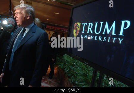 NEW YORK, NY - juin14 : Donald J. Trump lors d'une conférence de presse en 2005 annonçant la création de l'Université d'Atout. Si l'entreprise ne fonctionne plus, M. Trump a promis de ramener le 14 juin 2016 à New York. People : Donald Trump Banque D'Images