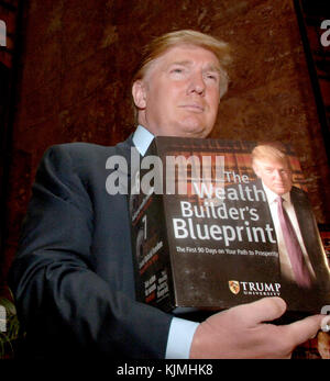 NEW YORK, NY - juin14 : Donald J. Trump lors d'une conférence de presse en 2005 annonçant la création de l'Université d'Atout. Si l'entreprise ne fonctionne plus, M. Trump a promis de ramener le 14 juin 2016 à New York. People : Donald Trump Banque D'Images