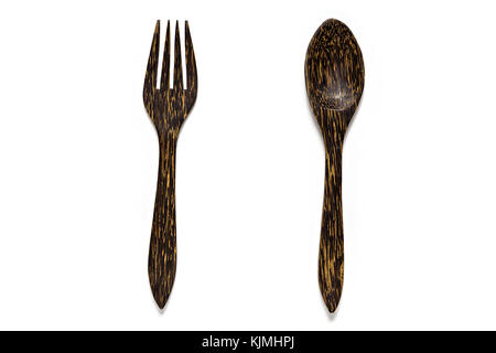 Fourchette et cuillère en bois en bois isolé sur fond blanc. Banque D'Images