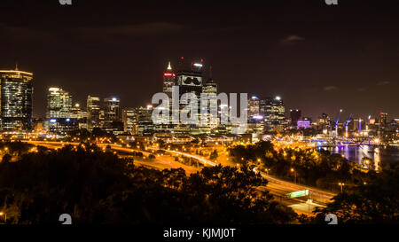 Perth City Skyline at Night de Kings Park Banque D'Images