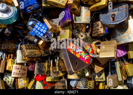 Paris, France - circa juin 2014 : love locks sur bridge Banque D'Images