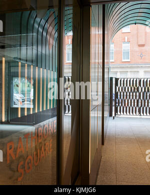 Vue à l'entrée recouverte de céramique tunnel. Rathbone Street, London, United Kingdom. Architecte : Faire Ltd, 2017. Banque D'Images