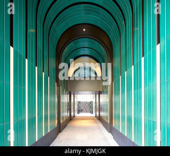 Vue à l'entrée recouverte de céramique tunnel. Rathbone Street, London, United Kingdom. Architecte : Faire Ltd, 2017. Banque D'Images