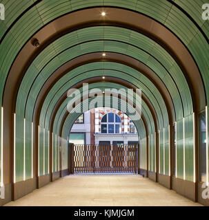 Vue à l'entrée recouverte de céramique tunnel. Rathbone Street, London, United Kingdom. Architecte : Faire Ltd, 2017. Banque D'Images