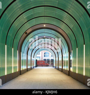 Voir à l'intérieur revêtu en céramique tunnel d'entrée. Rathbone Street, London, United Kingdom. Architecte : Faire Ltd, 2017. Banque D'Images