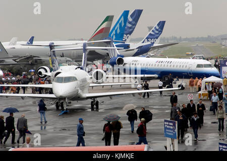 Challenger, Boeing, Airbus et CRJ-700 dans un aperçu de l'affichage à l'électricité statique dans la pluie au salon aéronautique de Paris de 2005, Salon-du-Bourget Banque D'Images