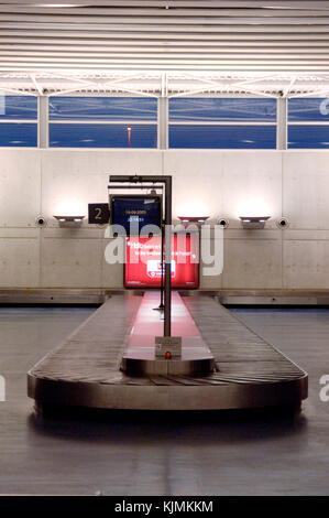 Carrousel des bagages dans le hall des arrivées du Terminal3 avec des annonces sur les murs Banque D'Images