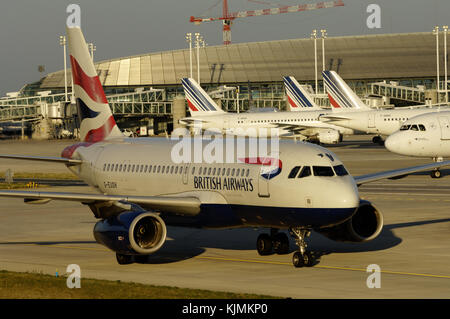 Roulait sur une voie de circulation BA avec Air France avions garé au terminal2 et les grues de construction derrière Banque D'Images