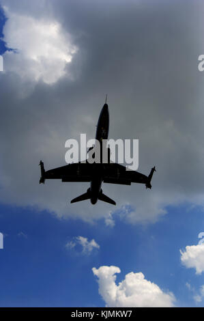 L'atterrissage final approche-silhouette aux nuages Banque D'Images