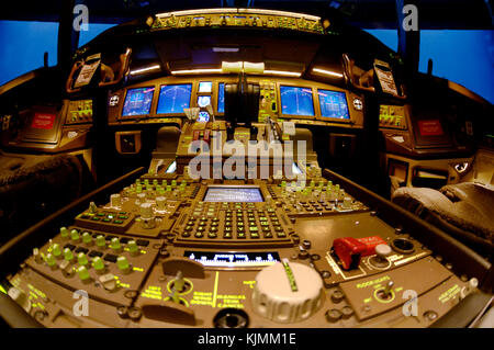 Manettes et commandes de la CAE Boeing 777-236 glass-cockpit cockpit simulateur avec Evans & Sutherland systèmes visuels Banque D'Images