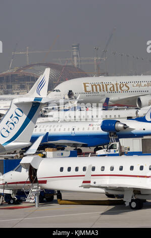 L'Embraer Legacy, Gulfstream 550, CRJ-700, Global Express, B737, A380 et autres parqués dans l'affichage à l'électricité statique Banque D'Images