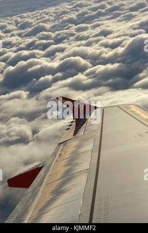 L'ailette et de l'aile avec logo flying enroute sur une couche solide de nuages GVA-BRS Banque D'Images