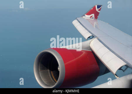 Aile avec des becs de bord d'attaque déployés dans le cadre de l'approche finale, winglet avec Union Jack flag et moteur hors bord LGW-ANU Banque D'Images