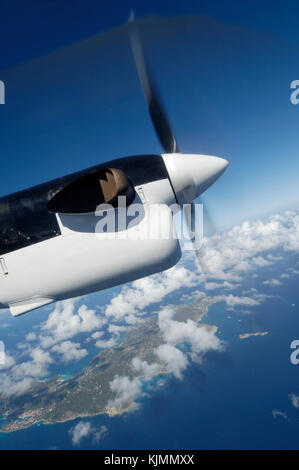 Un PG PT6A-27 le capot moteur et les hélices d'un Winair DHC-6 Twin Otter dans l'air en route sur les îles des Antilles néerlandaises. Banque D'Images