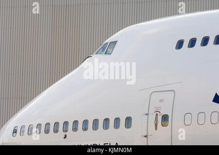 Pare-brise avec fenêtres du plancher supérieur et inférieur d'un South African Airways Boeing 747-400 stationné Banque D'Images