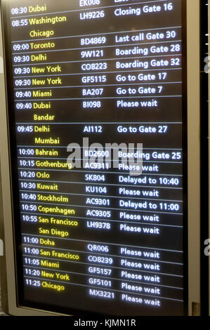 Vols de départ d'informations montrant l'écran 'Last call, l'embarquement, la fermeture, veuillez patienter et retardée' dans Terminal3 Banque D'Images