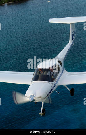 Un Diamond DA20-C1 Eclipse voler au-dessus de la mer Banque D'Images